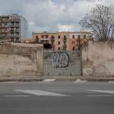 Ci rimettiamo quindi sui nostri passi. Superato sulla destra il centro di conferimento rifiuti dell�Amiu e un�azienda per materiali di edilizia, eccoci davanti a un emblematico simbolo della strada, oggi murato: le ex stalle del boss di Japigia Savinuccio Parisi, che qui ci portava i suoi cavalli